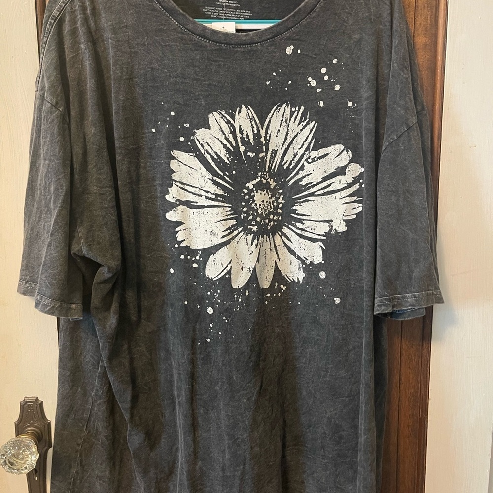 Maurice’s Tee  gray flower